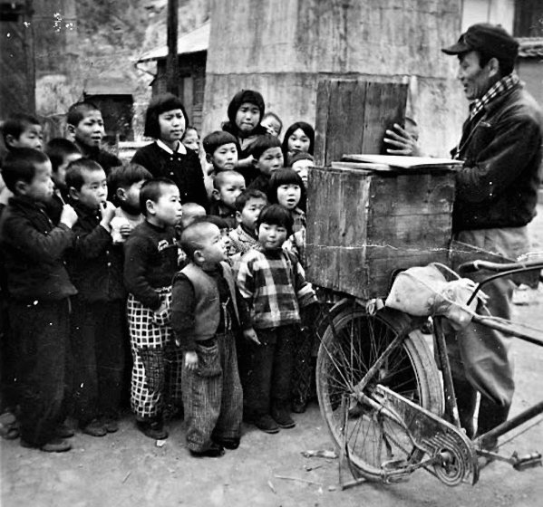 Homme kamishibai et public d'enfants au Japon